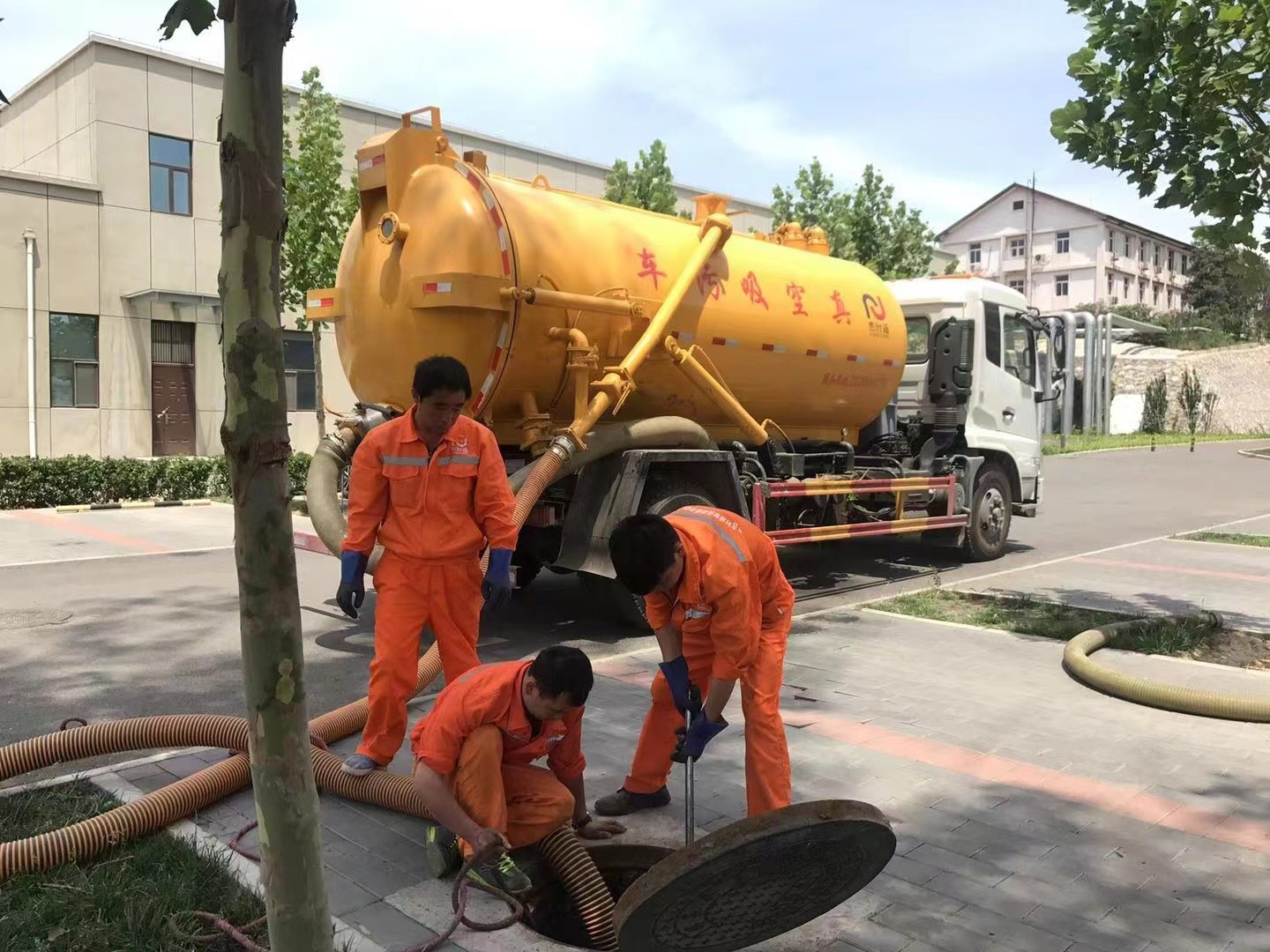 小板镇管道疏通车停在窨井附近