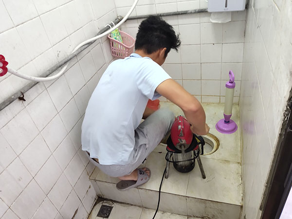 小板镇管道堵塞冒臭气 专业师傅现场解决问题