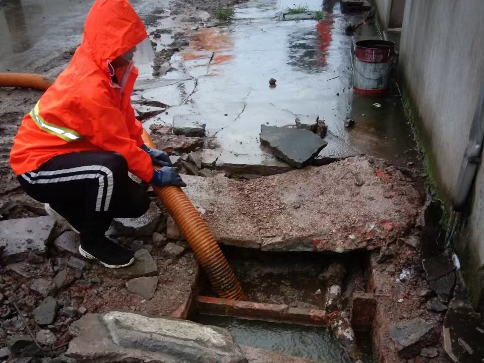 小板镇专业清理污水池 炜誉市政以规范流程守护城市 “肠道”