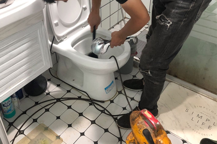 小板镇马桶堵塞自己疏通还是找师傅?专业上门服务让你省时更省心