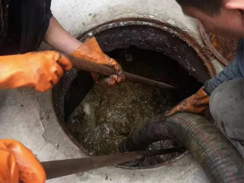 小板镇清理化粪池时如何避免沼气的危害?